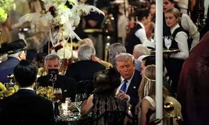 损失一艘航母后，美政府被迫开门，特朗普知道，2个月后麻烦更大