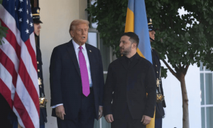 特朗普强推“28点和平计划”，普京一身戎装现身前线，美俄一文一武要泽连斯基彻底认命