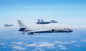 解放军多向突进！64舰机冲锋，战轰飞出不寻常轨迹，台大呼不妙