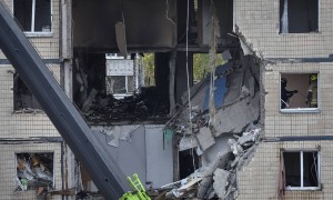 17万俄军压境红军城，乌军白天在地下阵地保存实力，夜晚与俄军巷战，泽连斯基遭重创