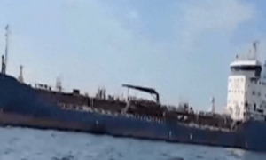 敢在波斯湾扣油轮？拘留18人！伊朗亮出“狠招”，美国只会搬起石头砸自己的脚