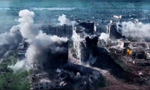 俄军一周2600多次袭击，红军城万名乌军被围，泽连斯基绝望反击