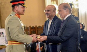 权势滔天的总司令没想到，白宫点名派巴基斯坦军队去加沙“维和”，穆尼尔陷入两难选择