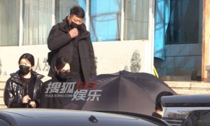罗晋父亲追悼会举行 唐嫣一身黑衣神情肃穆罗晋手捧遗像