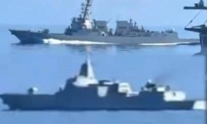 油门都踩油箱里了！055近距离靠近美航母，阿利伯克疯狂提速