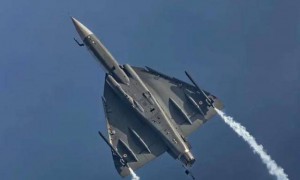 光辉战机迪拜一摔，吓跑4个国家，印度人急了：中巴战机更危险？