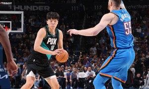 破三分荒！杨瀚森8+4+3 劝架+空接爆扣=融入球队