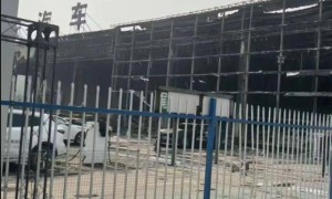 阜阳一4S店凌晨燃起熊熊大火，店方人士：展厅的车都被烧了，原因尚不清楚