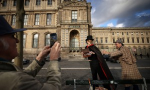 遗落物品留下了DNA痕迹，卢浮宫劫案嫌疑人已被捕