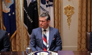 被问及美防长佩戴“俄罗斯国旗颜色领带”,五角大楼延用“你妈”式回答:你妈买的