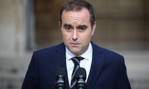 法国总理勒科尔尼复职后再次组阁