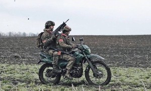俄军一口气采购20万辆摩托,打造“摩托化步兵”,专门向乌军冲锋