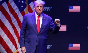 行程有变,特朗普不去APEC峰会?中方一纸禁令生效,美国作茧自缚