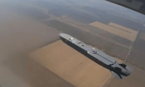 美国不给战斧拉倒,乌克兰搬出先进导弹,陆海空联合轰炸俄罗斯