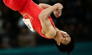 体操男队离谱丢金!最后一项前领先3.2分 单杠连续掉杠