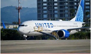 美联航一航班突发“生物危害”:机组人员呕吐 乘客要求戴口罩